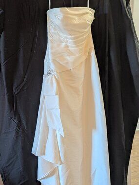 Minimalist Ivory Strapless Wedding Dress – Draped Waist, Elegant & Timeless (Siz